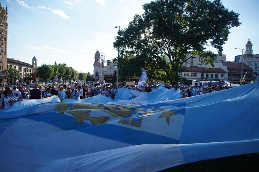 El banderazo argentino en Kansas a la espera del debut