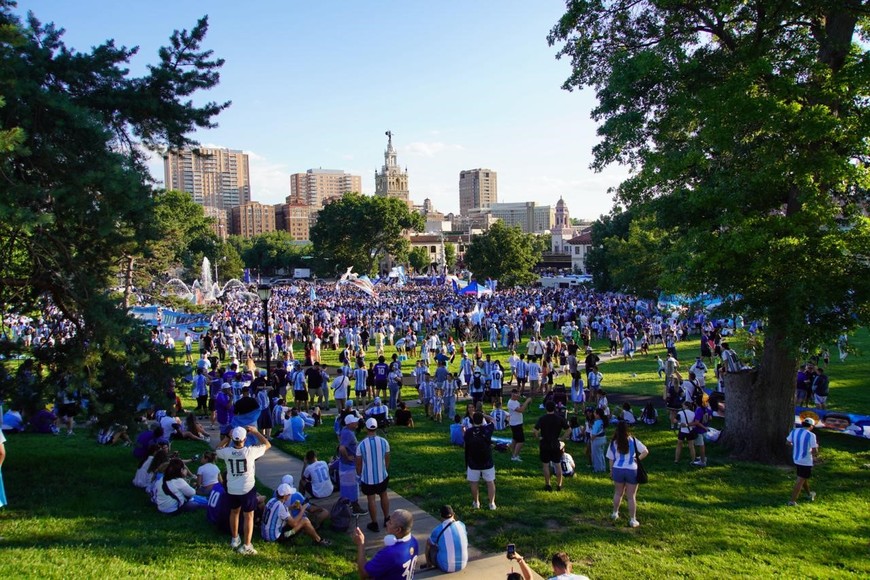 Una panorámica del banderazo en una de las tantas plazas de la bella Kansas City