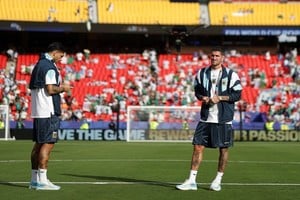 De Paul y Paredes comen caramelos en la previa
