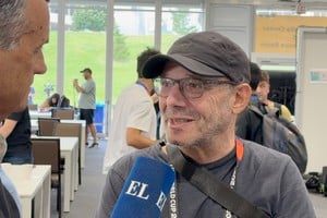 Ezequiel Fernández Moores en diálogo con el enviado de El Litoral en el centro de prensa del estadio de Kansas City.