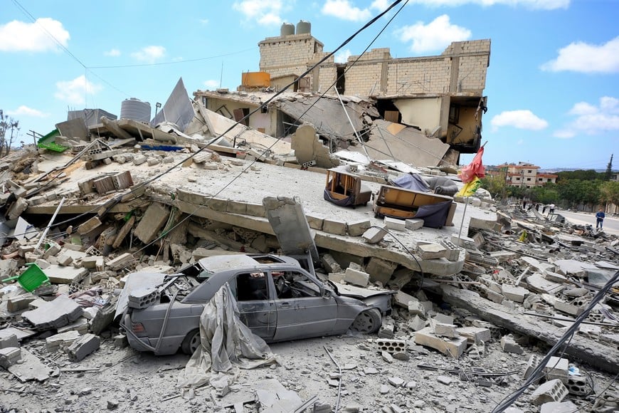 (260615) -- DEIR QANOUN EN NAHR, 15 junio, 2026 (Xinhua) -- Imagen del 15 de junio de 2026 de edificios destruidos, en Deir Qanoun En Nahr, en el sur de Líbano. El Centro de Operaciones de Emergencia de Salud Pública de Líbano informó que la cifra acumulada de víctimas de los ataques israelíes desde el 2 de marzo de 2024 había llegado a 3.798 muertos y 11.781 heridos. (Xinhua/Ali Hashisho) (rtg) (ah) (vf)