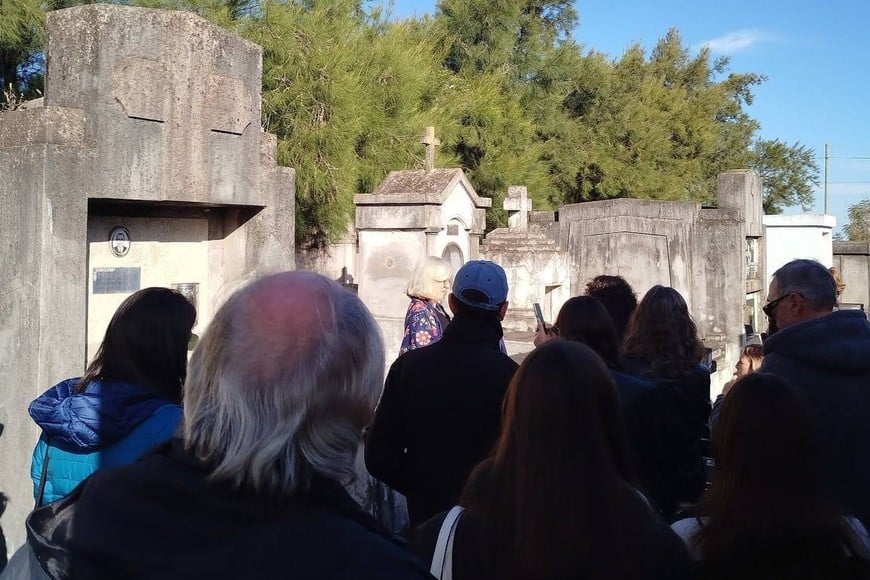 Bajo el lema "Historias que habitan la memoria. Un paseo por nuestro patrimonio", la propuesta transformó al cementerio comunal en un verdadero museo a cielo abierto. Foto: Gentileza Alicia Brunas Pfaffen