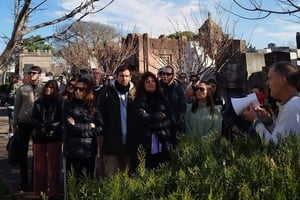 Bajo el lema "Historias que habitan la memoria. Un paseo por nuestro patrimonio", la propuesta transformó al cementerio comunal en un verdadero museo a cielo abierto. Foto: Gentileza Alicia Brunas Pfaffen