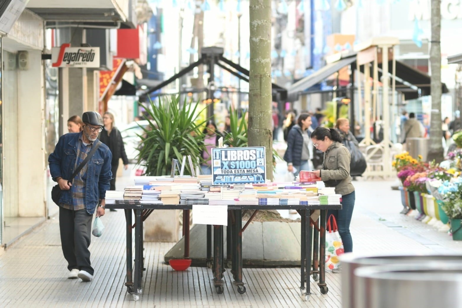 La Peatonal de la ciudad de Santa Fe en la previa al debut de Argentina en el Mundial. Crédito: Manuel Fabatía