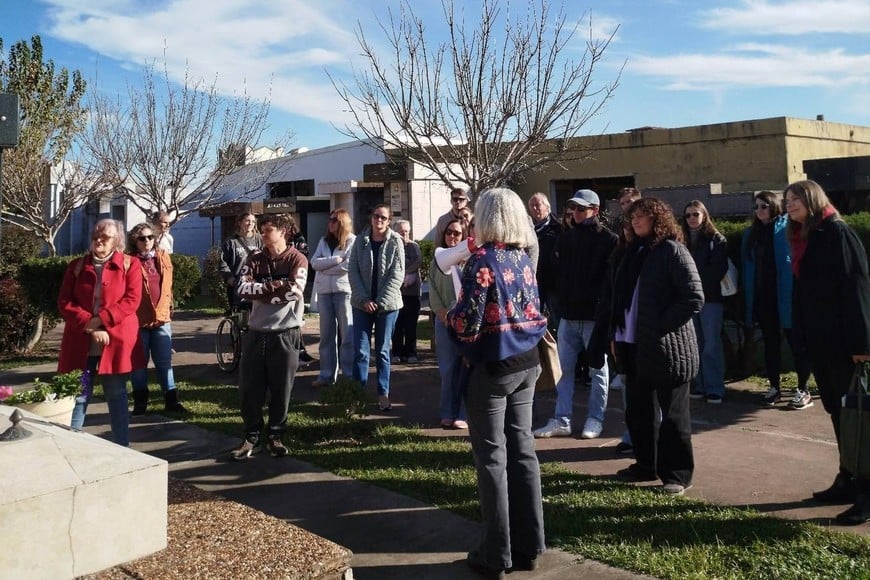 Bajo el lema "Historias que habitan la memoria. Un paseo por nuestro patrimonio", la propuesta transformó al cementerio comunal en un verdadero museo a cielo abierto. Foto: Gentileza Alicia Brunas Pfaffen