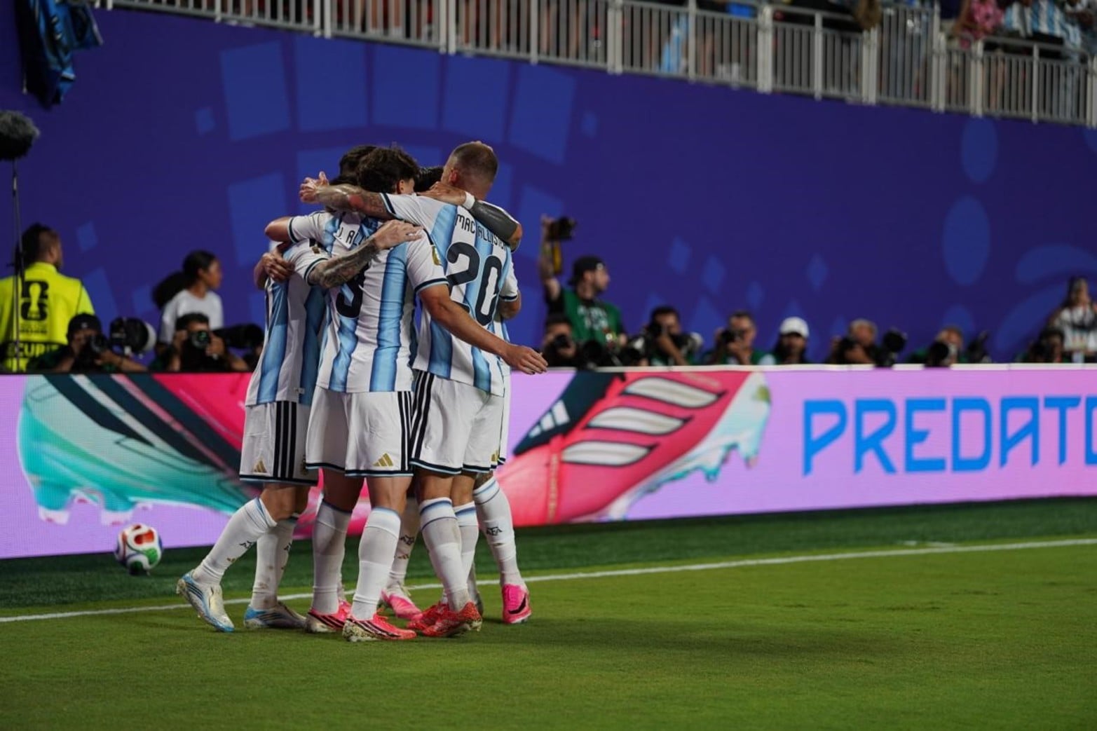 Las fotos de El Litoral en una noche histórica:  Argentina le ganó 3-0 a Argelia