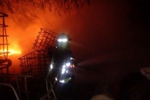 Arduo trabajo de bomberos para contener el avance del fuego. Foto: Gentileza