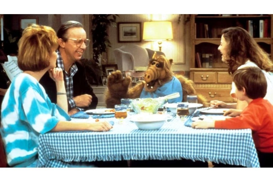 La familia Tanner junto a ALF: Kate (Anne Schedeen), Willie (Max Wright), Lynn (Andre Elson, la única que aún vive) y Brian (Benji Gregory)