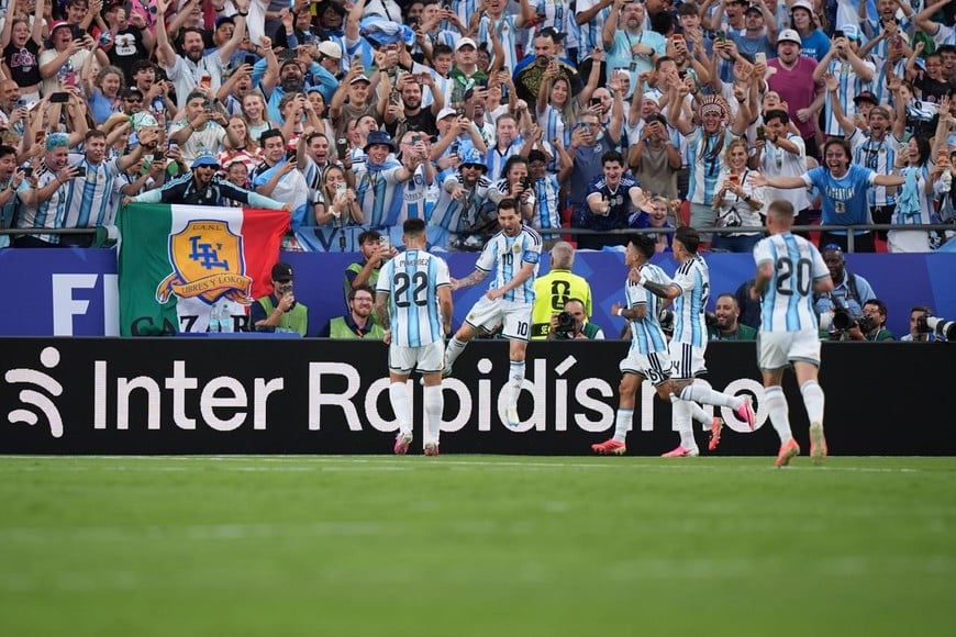 Messi festeja el primero de sus tres goles. Foto: Fernando Nicola.
