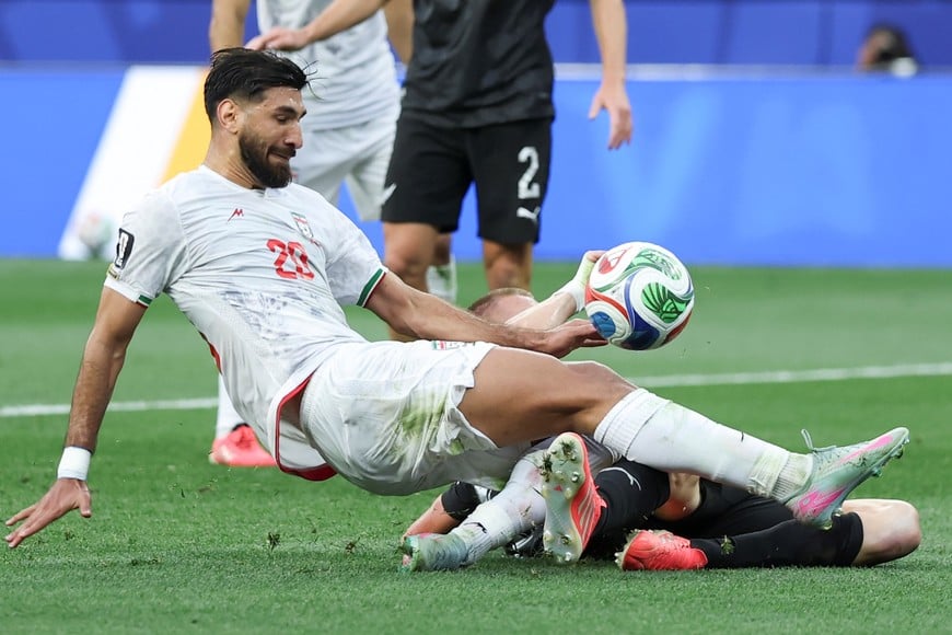 (260615) -- LOS ANGELES, 15 junio, 2026 (Xinhua) -- El jugador Shahriyar Moghanloo, de Irán, disputa el balón durante el partido del Grupo G de la fase de grupos de la Copa Mundial de la FIFA 2026 ante Nueva Zelanda, celebrado en el Estadio Los Ángeles, en Los Ángeles, Estados Unidos, el 15 de junio de 2026. (Xinhua/Mao Siqian) (ah) (vf)