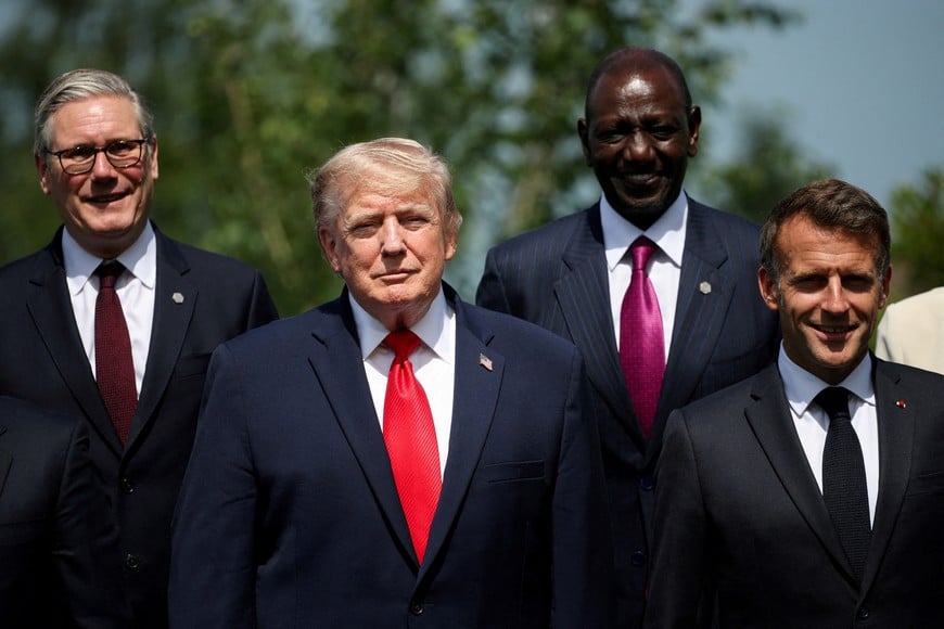 British Prime Minister Keir Starmer, U.S. President Donald Trump, Kenya's President William Ruto and French President Emmanuel Macron pose for a family photo during the G7 summit, in Evian-les-Bains, France, June 16, 2026. REUTERS/Isabel Infantes/Pool      REFILE - FIXING HEADLINE