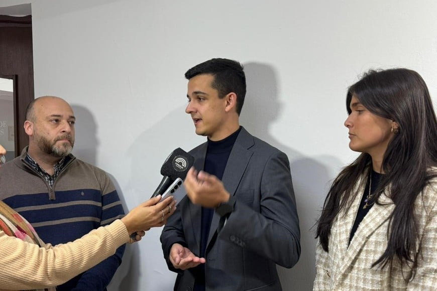 Sergio Basile, presidente del Concejo de Santa Fe, junto a los abogados Paulina Simoniello y Franco Cano. Crédito: El Litoral