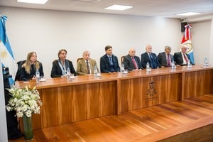 El gobernador de la provincia de Santa Fe, Maximiliano Pullaro, junto a los ministros de la Corte Suprema en los tribunales de Casilda.  Crédito: Corte Suprema
