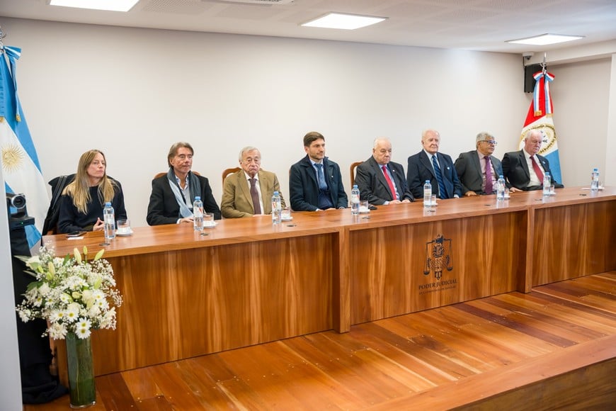 El gobernador de la provincia de Santa Fe, Maximiliano Pullaro, junto a los ministros de la Corte Suprema en los tribunales de Casilda.  Crédito: Corte Suprema