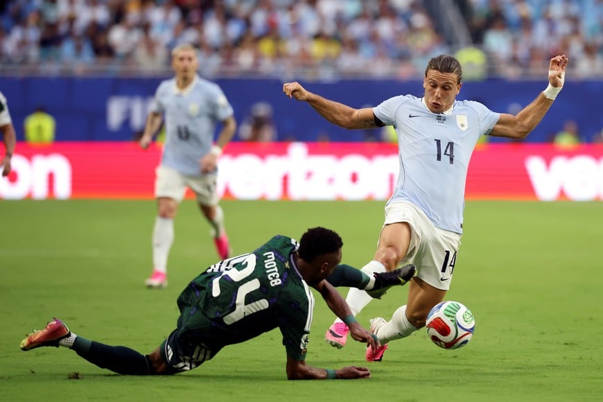 (260615) -- MIAMI, 15 junio, 2026 (Xinhua) -- El jugador Agustín Canobbio (d-frente), de Uruguay, disputa el balón con Moteb Alharbi (abajo), de Arabia Saudí, durante el partido del Grupo H de la fase de grupos de la Copa Mundial de la FIFA 2026, celebrado en el Estadio Miami, en Miami, Estados Unidos, el 15 de junio de 2026. (Xinhua/Zhang Chen) (ah) (vf)