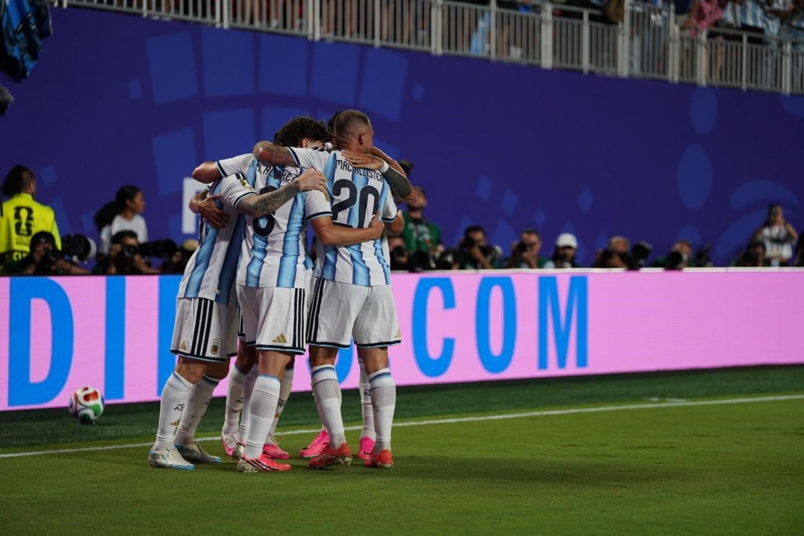 Las fotos de El Litoral en una noche histórica:  Argentina le ganó 3-0 a Argelia