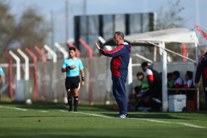 Alejandro Trionfini dando indicaciones en el partido ante la gloria. Foto: Prensa Unión.