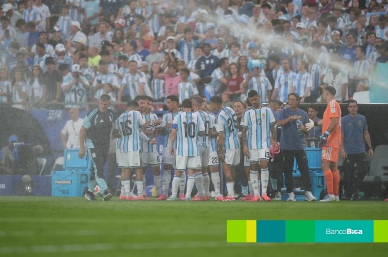 Las fotos de El Litoral en una noche histórica: Argentina le ganó 3-0 a Argelia.