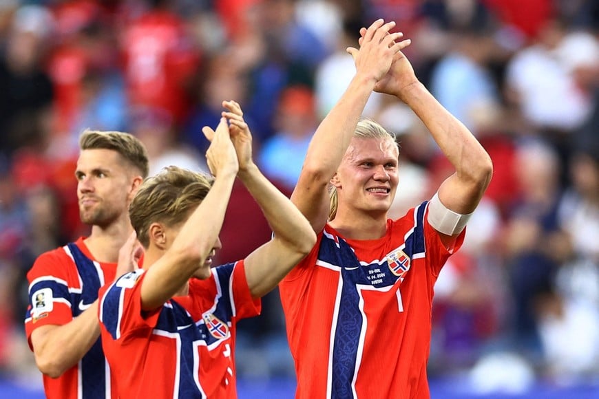 Soccer Football - FIFA World Cup 2026 - Group I - Iraq v Norway - Boston Stadium, Foxborough, Massachusetts, U.S. - June 16, 2026
Norway's Erling Haaland applauds fans after the match REUTERS/Peter Cziborra