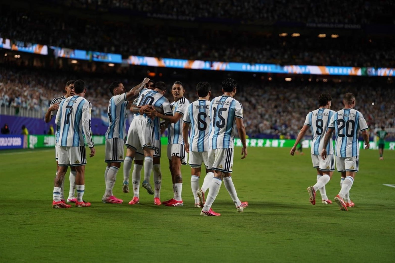 Las fotos de El Litoral en una noche histórica:  Argentina le ganó 3-0 a Argelia