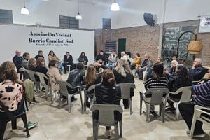 Se realizó una reunión de vecinos preocupados de que el estacionamiento medido se extienda a Candioti Sur. Foto: Gentileza