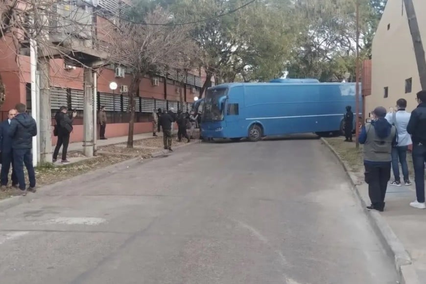 El colectivo que trasladaba a los imputados chocó contra un árbol al retirarse del predio.