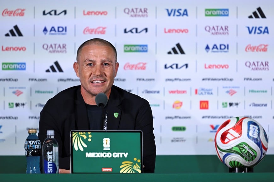 (260617) -- CIUDAD DE MEXICO, 17 junio, 2026 (Xinhua) -- Imagen del 16 de junio de 2026 de Fabio Cannavaro, director técnico de Uzbekistán, asistiendo a una conferencia de prensa previa al partido del Grupo K de la fase de grupos entre Uzbekistán y Colombia en la Copa Mundial de la FIFA 2026, en la Ciudad de México, capital de México. (Xinhua/Lucio Tavora) (jg) (ra) (ce)