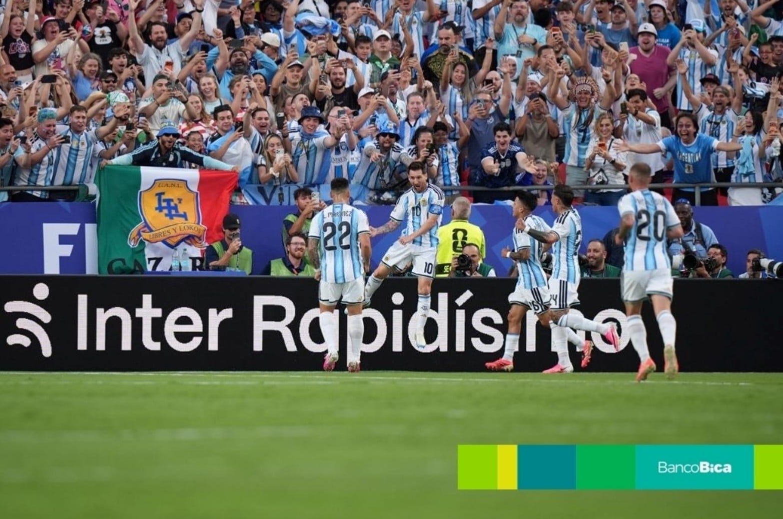 Las fotos de El Litoral en una noche histórica: Argentina le ganó 3-0 a Argelia.