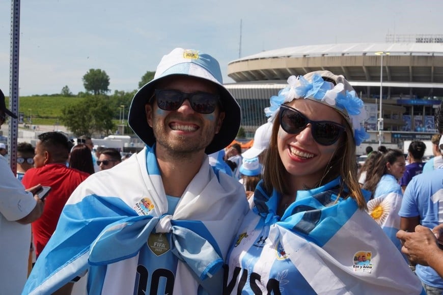 El es de San Jerónimo Norte, ella de Ucrania. Se conocieron, fue un "flechazo", son novios y disfrutaron de un día inolvidable en Kansas City