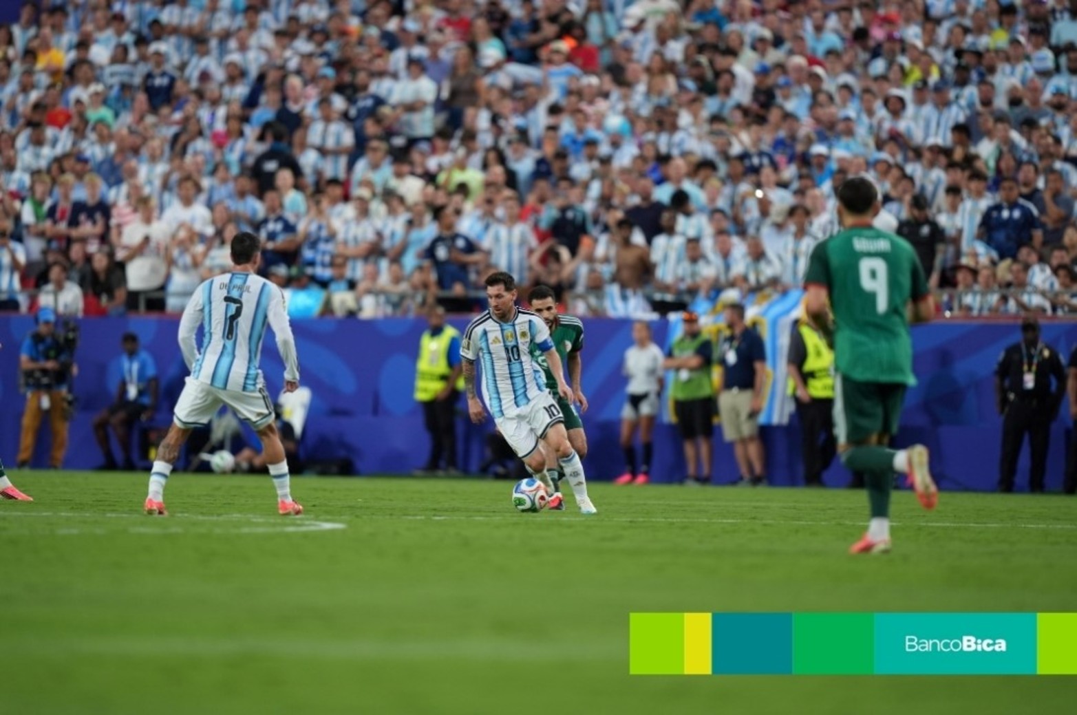 Las fotos de El Litoral en una noche histórica: Argentina le ganó 3-0 a Argelia.
