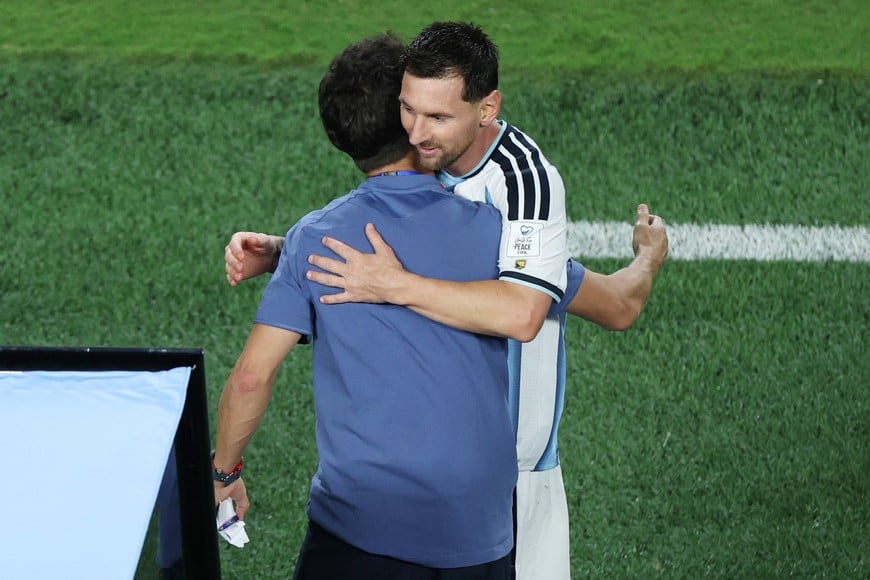 Soccer Football - FIFA World Cup 2026 - Group J - Argentina v Algeria - Kansas City Stadium, Kansas City, Missouri, U.S. - June 16, 2026
Argentina's Lionel Messi embraces coach Lionel Scaloni as he leaves the pitch after being substituted REUTERS/Siphiwe Sibeko