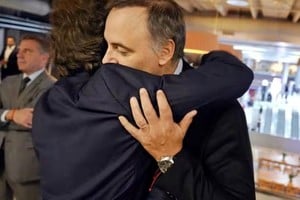 Javier Milei y un abrazo a Manuel Adorni que lo dice todo.