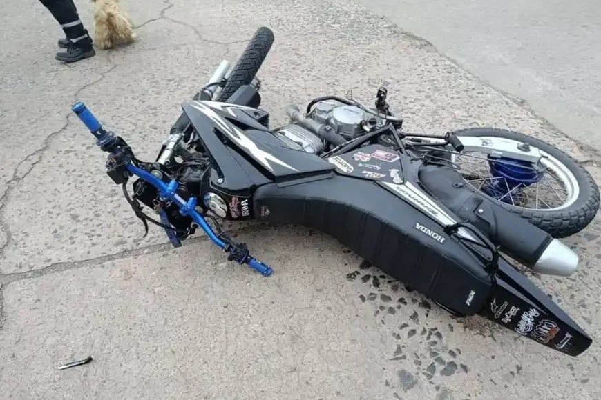 La moto involucrada en el accidente. Crédito: Bomberos de Venado Tuerto.
