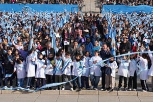 Escolares de distintos puntos del país realizaron la tradicional promesa de lealtad a la Bandera.