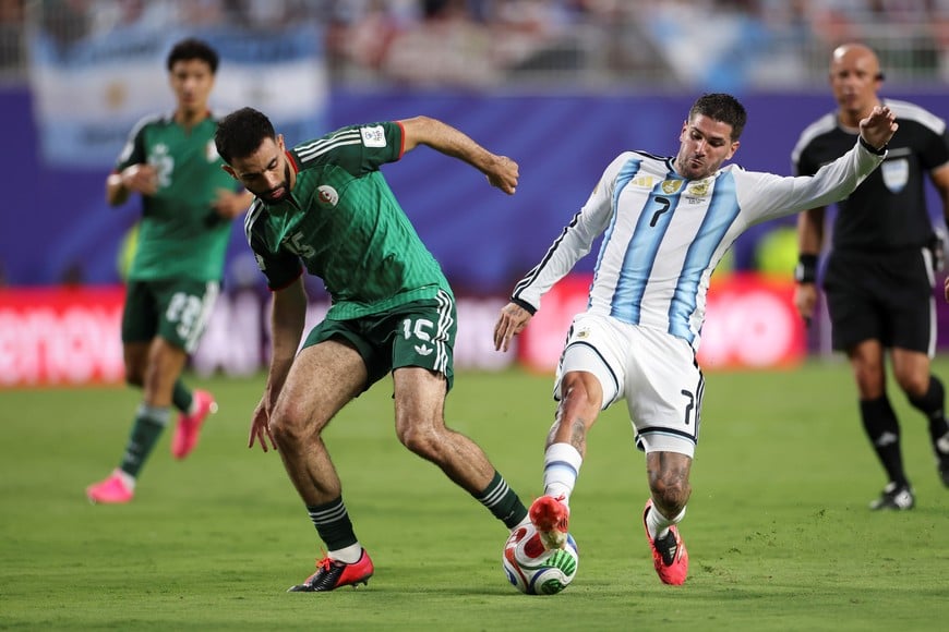 (260616) -- KANSAS CITY, 16 junio, 2026 (Xinhua) -- El jugador Rodrigo De Paul (d-frente), de Argentina, disputa el balón con Rayan Ait-nouri (i-frente), de Argelia, durante el partido del Grupo J de la fase de grupos de la Copa Mundial de la FIFA 2026, celebrado en el Estadio Kansas City, en Kansas City, Estados Unidos, el 16 de junio de 2026. (Xinhua/Li Ming) (ah) (vf)