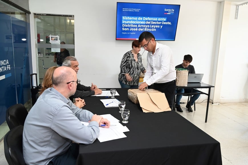 La foto es del 15 de noviembre de 2023, cuando abrieron por segunda vez los sobres para licitar la construcción de la extensión de la defensa oeste hasta Arroyo Leyes, obra que nunca se concretó. Mauricio Garin (archivo).