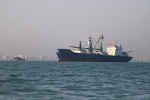 Irán aplicará peajes en estrecho de Ormuz 60 días después de negociaciones.