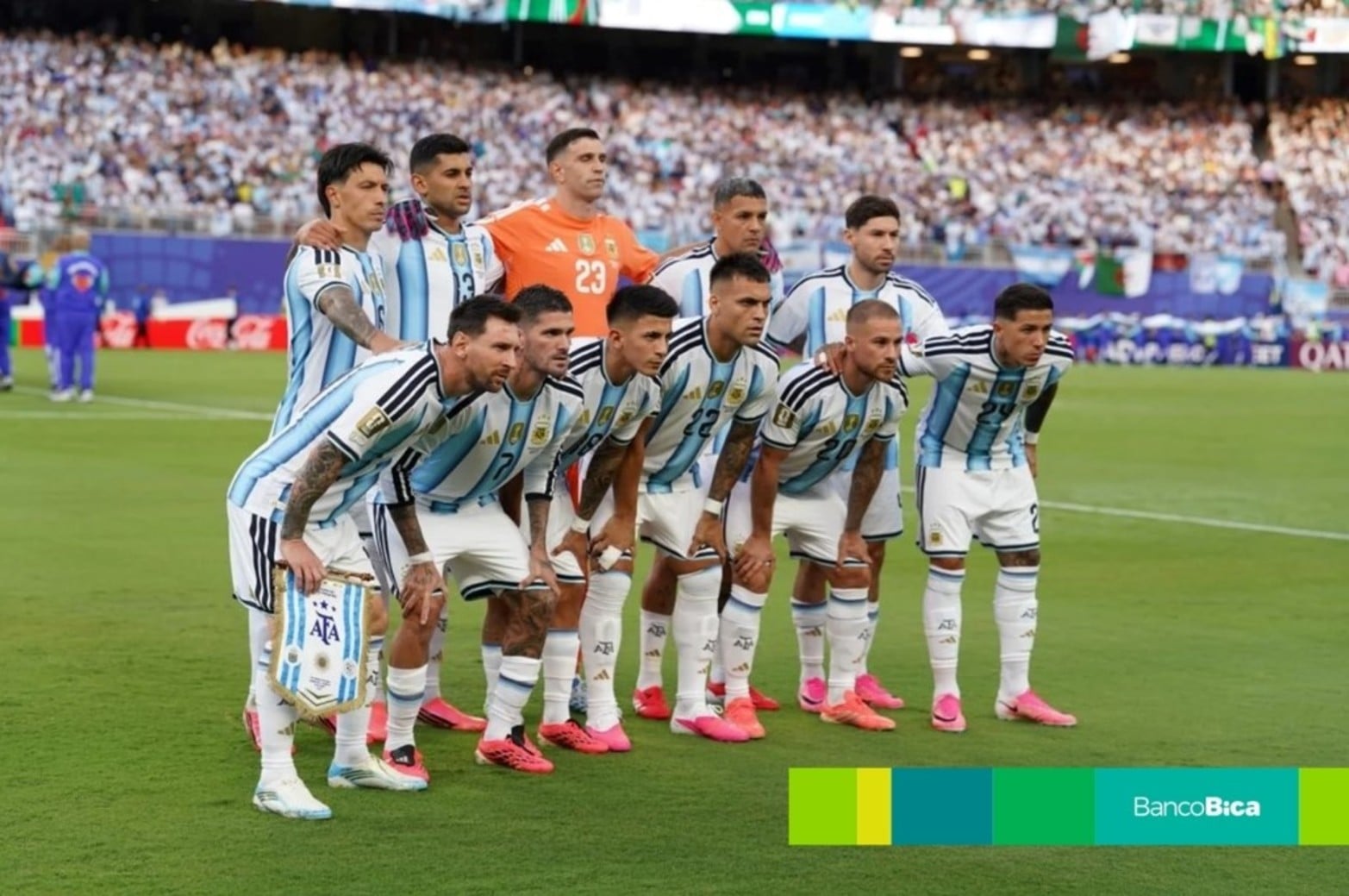 Las fotos de El Litoral en una noche histórica: Argentina le ganó 3-0 a Argelia.