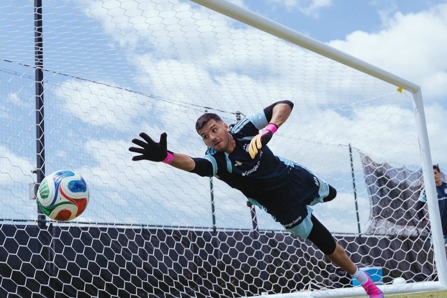 Gerónimo Rulli, en la sesión de entrenamiento de este miércoles. Foto: @Argentina.