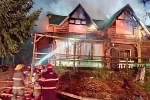 Al ser una estructura de madera, las llamas se propagaron de manera inmediata.