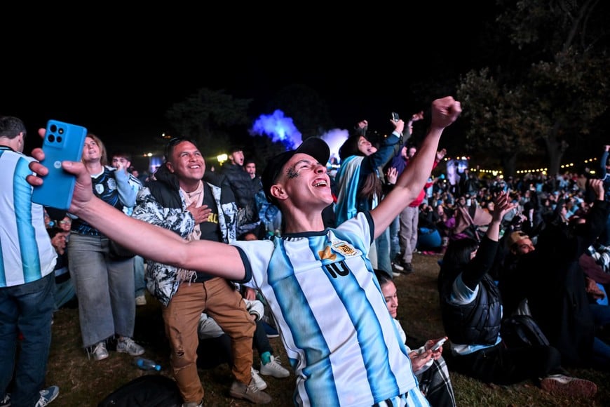 (260616) -- BUENOS AIRES, 16 junio, 2026 (Xinhua) -- Un aficionado de Argentina reacciona mientras observa la transmisión en vivo del partido del Grupo J de la fase de grupos de la Copa Mundial de la FIFA 2026 ante Argelia, en la ciudad de Buenos Aires, capital de Argentina, el 16 de junio de 2026. (Xinhua/Juan Manuel Foglia) (mz) (dp) (ah) (vf)