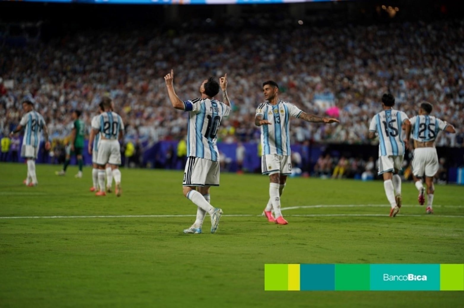 Las fotos de El Litoral en una noche histórica: Argentina le ganó 3-0 a Argelia.