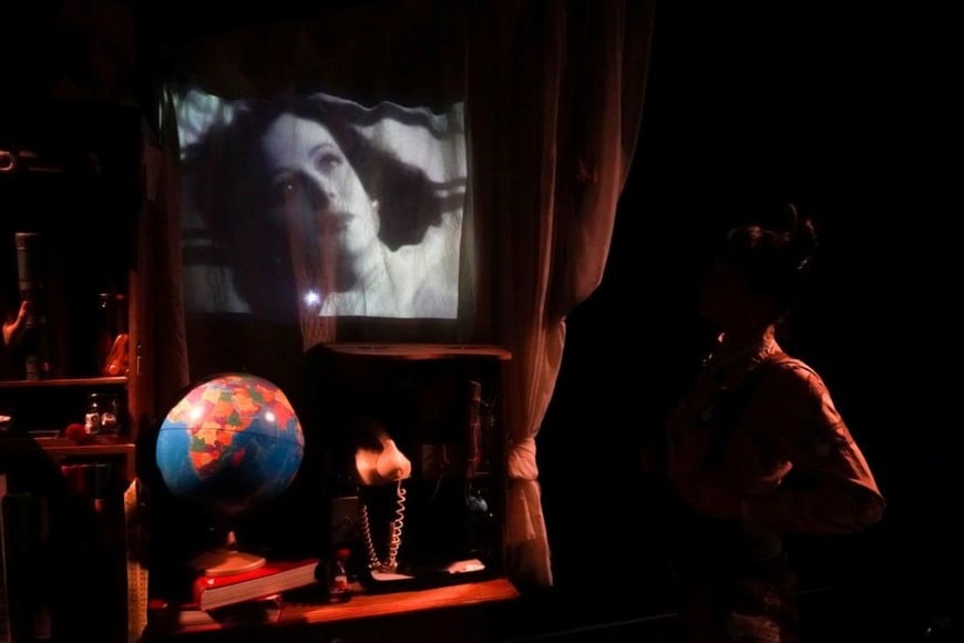 Obra teatral “Las soñadoras, otra historia de la ciencia...”, del grupo La Escalera de Puerto Madryn, interpretada por Maribel Bordenave y dirigida por Cristian Palacios.