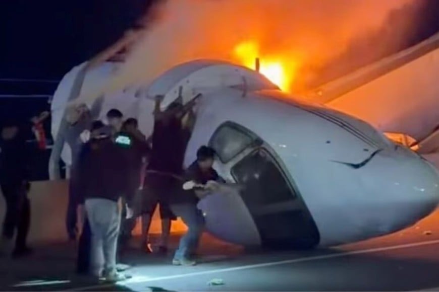 Testigos intentaron romper las ventanillas para sacar a los ocupantes mientras el fuego avanzaba.