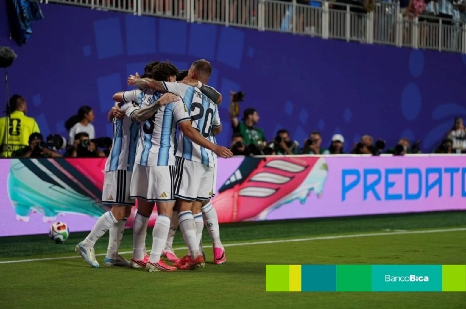 Las fotos de El Litoral en una noche histórica: Argentina le ganó 3-0 a Argelia.
