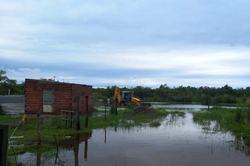 Una imagen de una crecida anterior y las topadoras tratando de proteger una zona. Archivo.