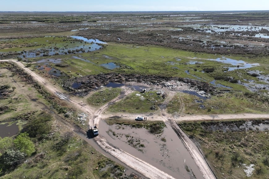 Basurales a cielo abierto se replican en Rincón Norte y Arroyo Leyes, sobre el bañado de la Setúbal, y se pueden inundar contaminándolo todo aun más. Archivo.
