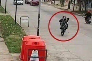 La acción imprudente del joven que terminó en un accidente. Foto: Captura de video.