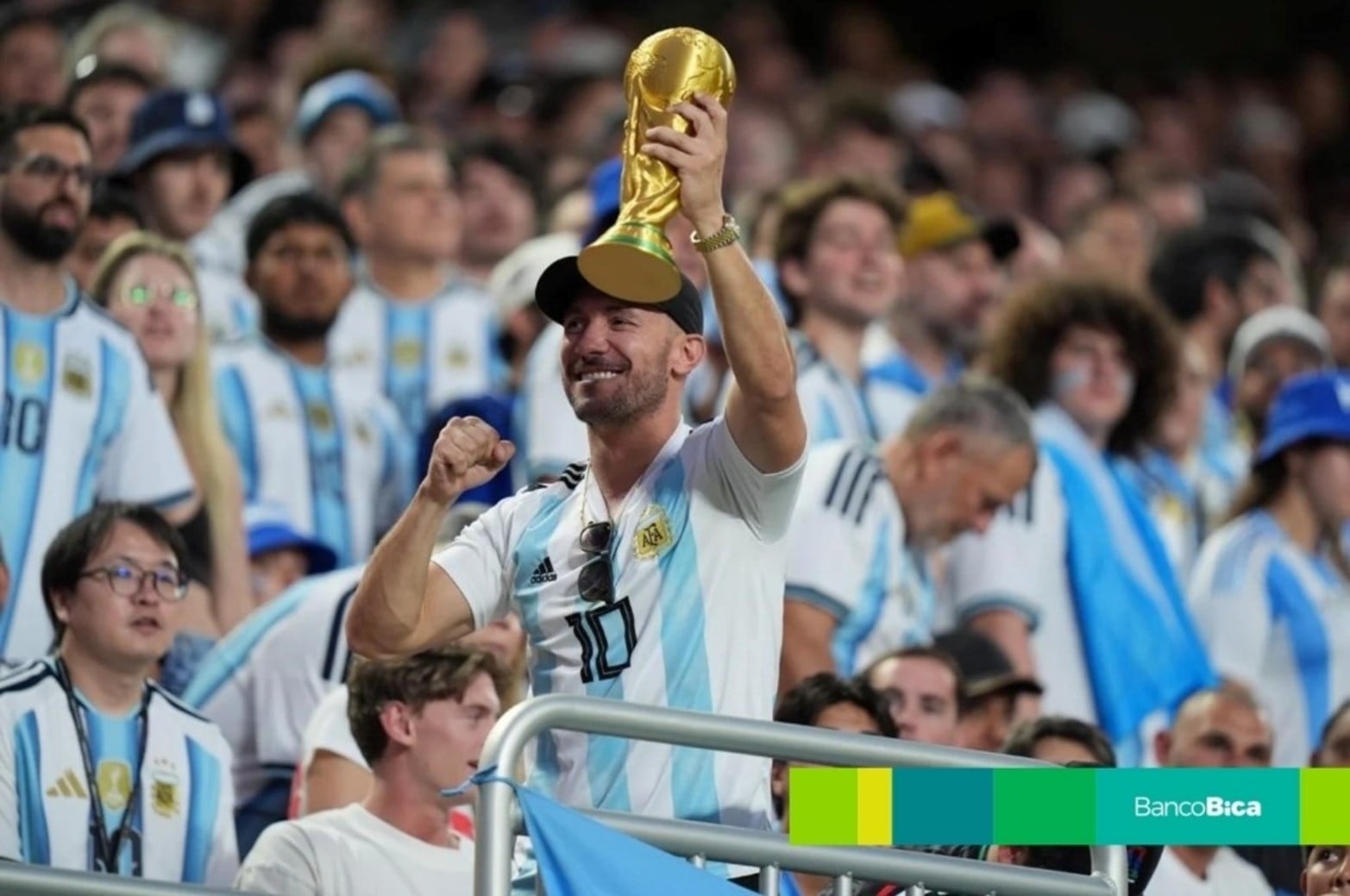 Las fotos de El Litoral en una noche histórica: Argentina le ganó 3-0 a Argelia.