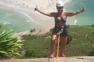 Murió una mujer de 59 años tras caer 30 metros cuando esperaba para hacer rápel.